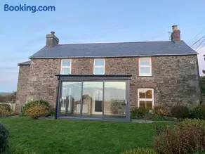 Beautiful family home, sea views, large garden - Image 2