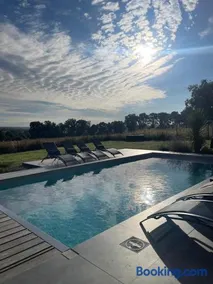 Villa de Groupe avec Piscine, Jacuzzi et Vue Nature - Image 1