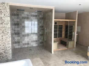 LE LOFT A BULLES (85m2 Jacuzzi Hammam Billiard Bar Douche Sauna) - Image 4