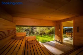 Design-Chalet mit Teilseeblick, Pool, Spa & Restaurant - Image 5