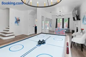 Modern 5 BR with Pool and Games - Image 5