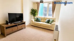 Central Milton Keynes 1BR - Balcony - Sleeps 4 - Image 5