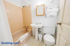 1 Bedroom Suite 6 at the Green Gables Resort - Image 1