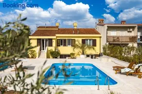 Holiday Home PUNAT OASIS with breathtaking Sunset & Sea View - Image 1