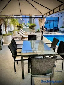 Al Dana Palma Villa - Luxury 4-bedroom villa with Heated Pool & Mountain Sea View - Image 5