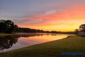 Lakefront Home for Families and Groups - Private Pool, BBQ, Paddle, Fishing - Image 2