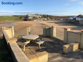Beach Side Top Floor Property, Balcony & Sea Views - Image 2