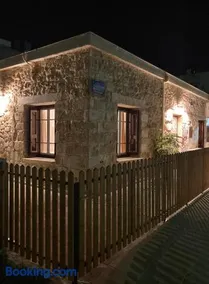 Reina House - Image 1
