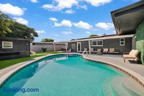 Casa Maui 10 Mins To Beach Pool Sleeps 18 - Image 3