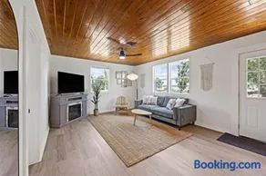 Whispering Oak- Lakefront Cabin Retreat - Image 3