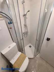 Habitación con baño y cocina en Marín - Image 3
