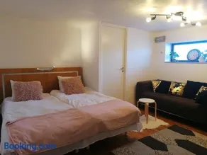 Ett rums lägenhet med egen ingång, parkering - Image 3