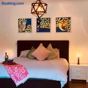 Kosmo’s Studio: City Style in a Retreat Setting! - Image 5