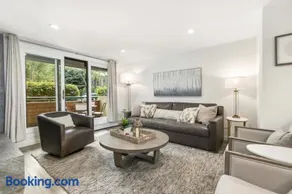 Designer 2 BR on River with Pool - Walk to Town! - Image 3