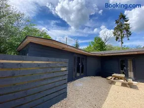 Hunters Hideaway Lodge - Private Hot Tub - Infrared Sauna - Dog Friendly - Image 1