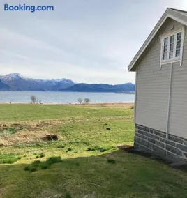 Gamlemgarden by Norgesbooking - house by the sea - Image 3