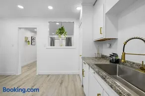 Modern 2BR Quick Drive Downtown - Image 1