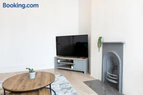 Luxury Boutique 5 bedroom House in Cardiff - Image 2