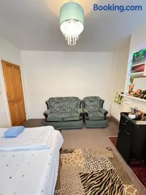 Big Private Room In Town Centre - Image 4
