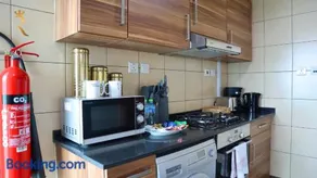 Modern 1BR Oasis - Sleek City Haven - Image 3