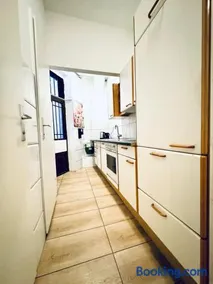 Private Rooms in Affordable 5-Bedroom Apartment - Image 4