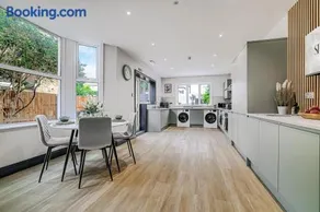 Spacious 7-Bedroom House in a Great Location with Wi-Fi - Image 4