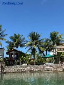 Casinha de madeira entre rio e mar - Image 1
