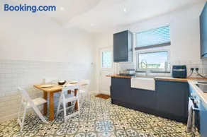 Chic 3BR Rotherham Parking WIFI By stay with us - Image 3