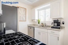 Beacons Beach Cottage - Image 5