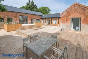 Simple Coastal Luxury near Southwold sleeps 10 - Image 1