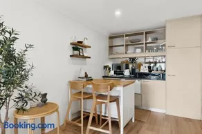 Neutral Bay 46 Young Furnished Apartment - Image 3