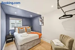 Charming Wimbledon 3-Bed Apt with Outdoor Area - Image 5