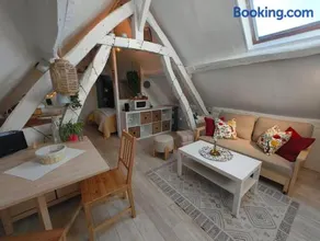 Quiet Riverside Apartment - Image 1