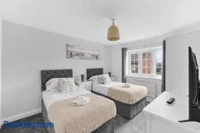 Detached 4 Bedroom House - Excellent Location - Driveway Parking, Fast WiFi, Sky TV and Self-Check-In by Yoko Property - Image 3