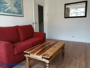 Lovely 3 Bedrooms Flat Near Romford Station With Free Parking - Image 5