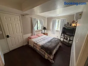 Quirky, peaceful, private studio with deck, 2 mins from downtown - Image 1