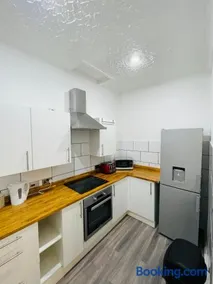 Entire Apartment with Self Check-In & Free Parking - Image 2