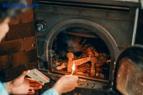 家主居住型の民泊ですが二世帯住宅の作りで玄関からキッチンやお風呂の水回りまで別空間をご案内 - Image 2