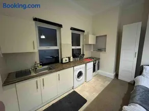 Modern studio apartment - great location! - Image 4