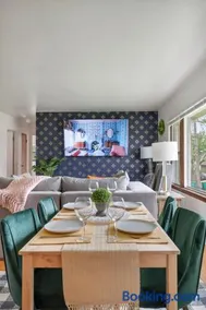 Executive Retreat - 2 Parking Spaces, Sleeps 4! - Image 3