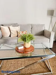 Modern 2BR Hollywood Apt with Rooftop Pool, Free Parking & Close to Walk of Fame and Universal Studios - Image 2
