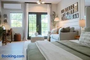 Charming Riverfront Stay - Heart of Downtown - Image 3