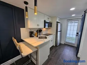 The Hideaway DT Orlando Tiny Home w Free Parking - Image 5