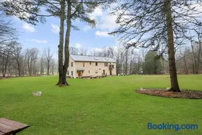 Nature Getaway Charming Villa Near Trails & Parks - Image 3