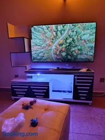 Luxury Two Bedroom Master & Suite Apartment - Image 1