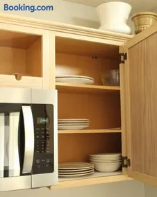 Cheerful 2-Bedroom, 2 bath with private parking - Image 1