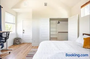 Designer NEW 10min dt Pet friendly 7min Park-Room A - Image 2