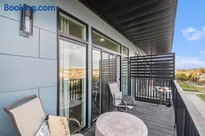 Luxurious Midtown Retreat with Elevator Access - Image 2