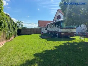 Cozy Motorhome with Free Parking & Private Entrance - Image 2
