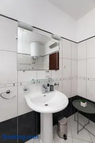 APARTMENT MARCELA SUTIVAN - large two-bedroom apartment with two bathrooms - excellent location right by the town center and the beach - parking space provided - panoramic view of the sea and the town - Image 3